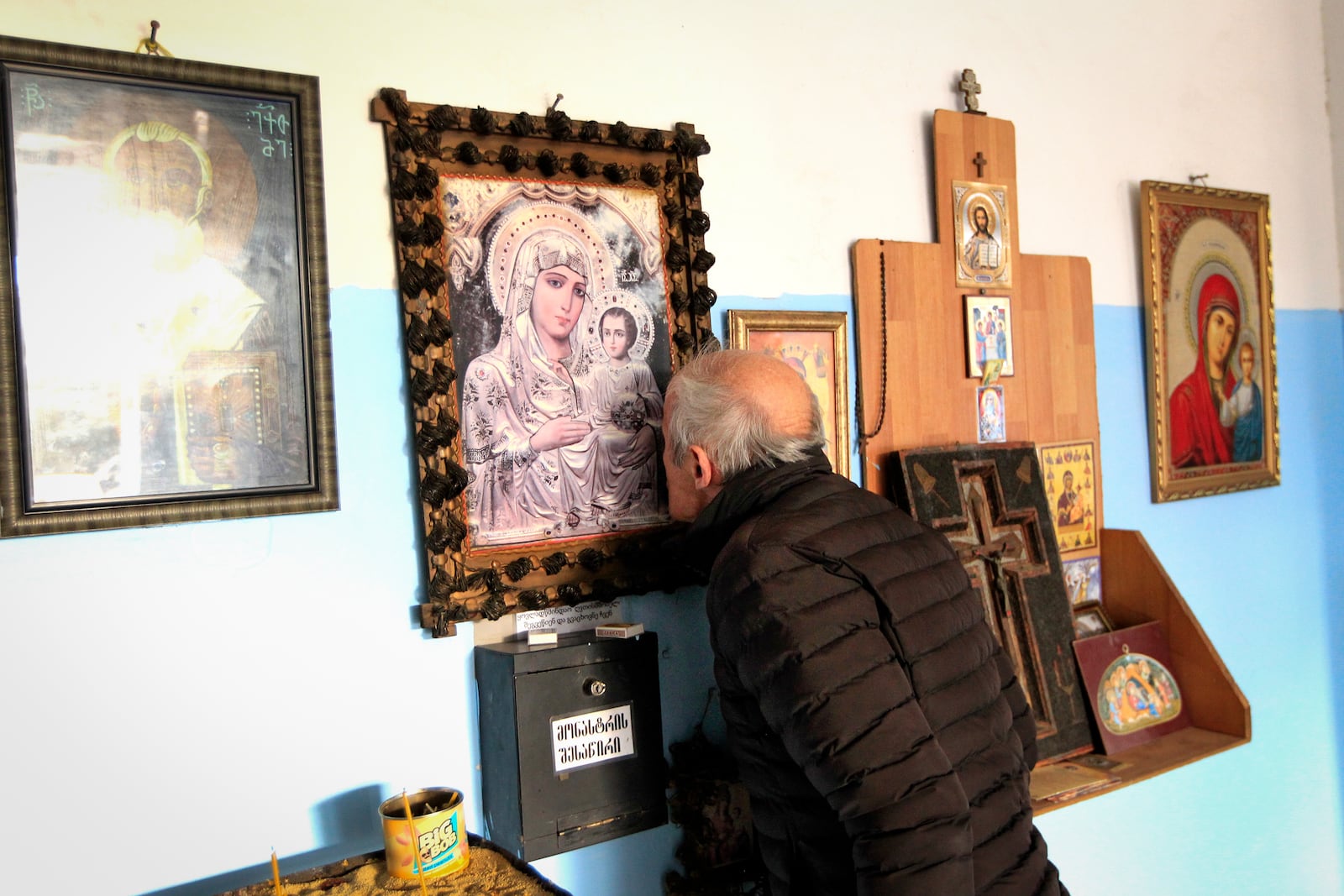 A man kisses an Orthodox ikon at a polling station during the parliamentary election in Tbilisi, Georgia, Saturday, Oct. 26, 2024. (AP Photo/Shakh Aivazov)