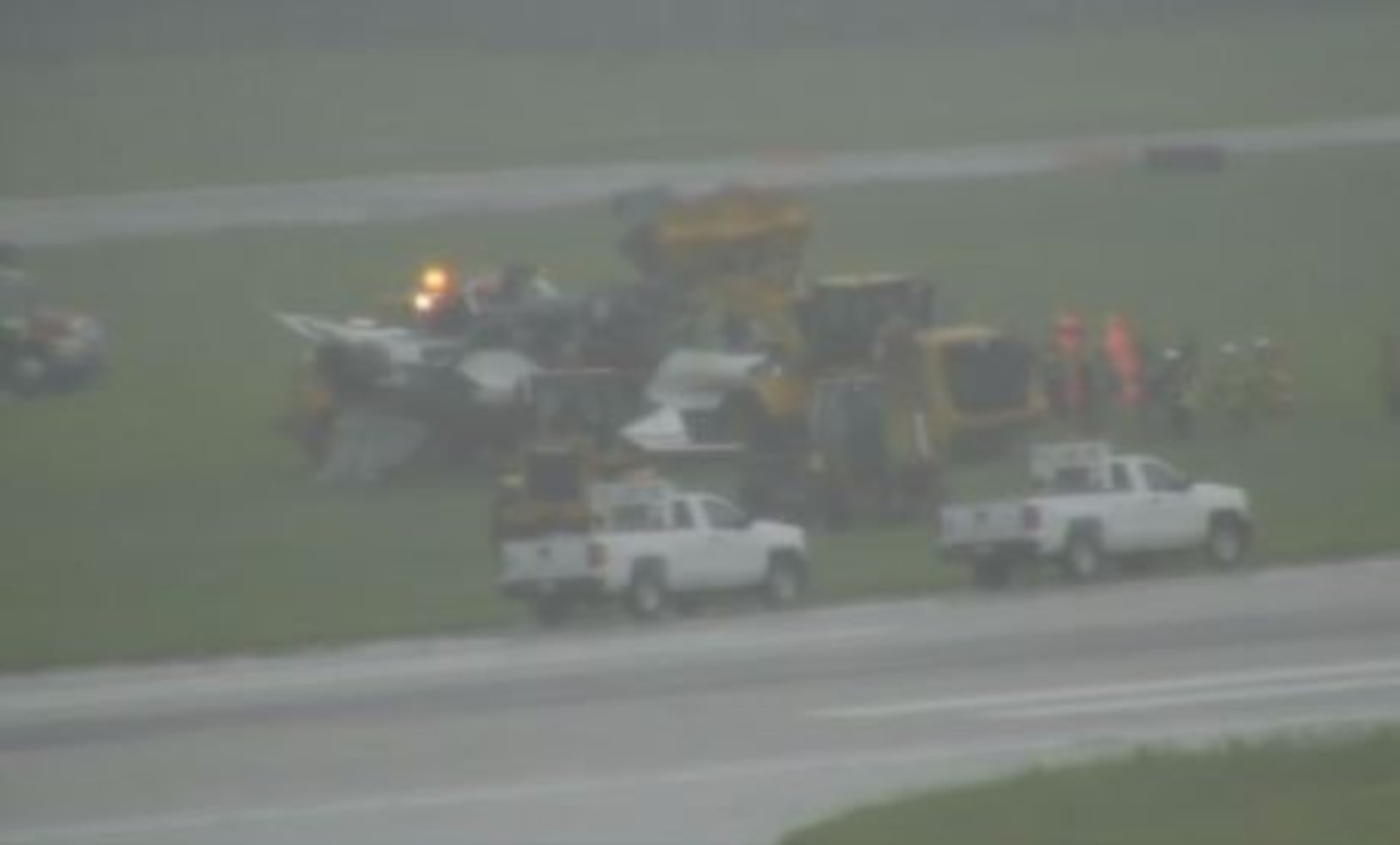 Thunderbird F-16 plane flips on its top at Dayton Air Show