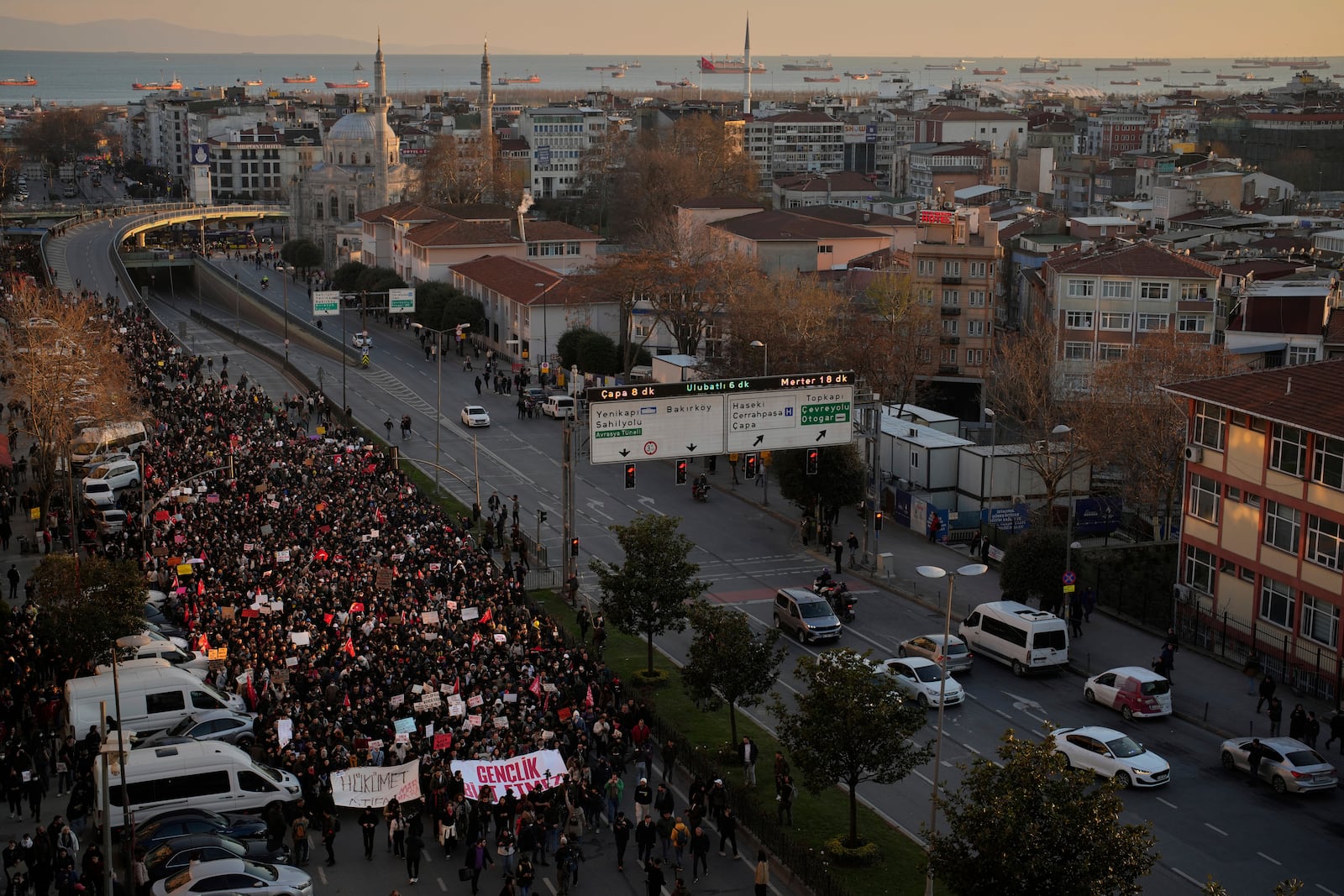 University students march in Istanbul, Turkey, Friday, March 21, 2025, as they protest the arrest of Istanbul's Mayor Ekrem Imamoglu. (AP Photo/Emrah Gurel)