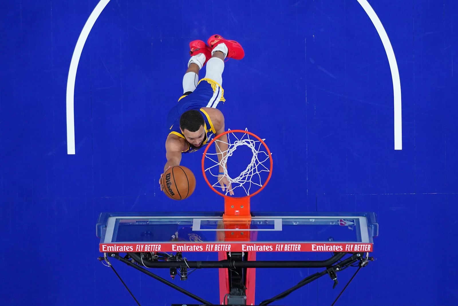 Golden State Warriors' Stephen Curry goes up for a shot during the first half of an NBA basketball game against the Philadelphia 76ers, Saturday, March 1, 2025, in Philadelphia. (AP Photo/Matt Slocum)