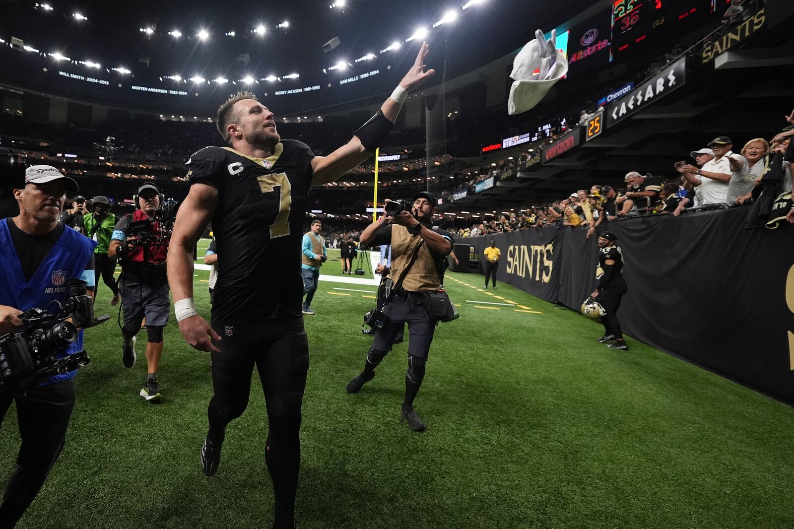 New Orleans Saints tight end Taysom Hill (7) gestures to fans as he walks off the field after an NFL football game against the Cleveland Browns in New Orleans, Sunday, Nov. 17, 2024. (AP Photo/Gerald Herbert)