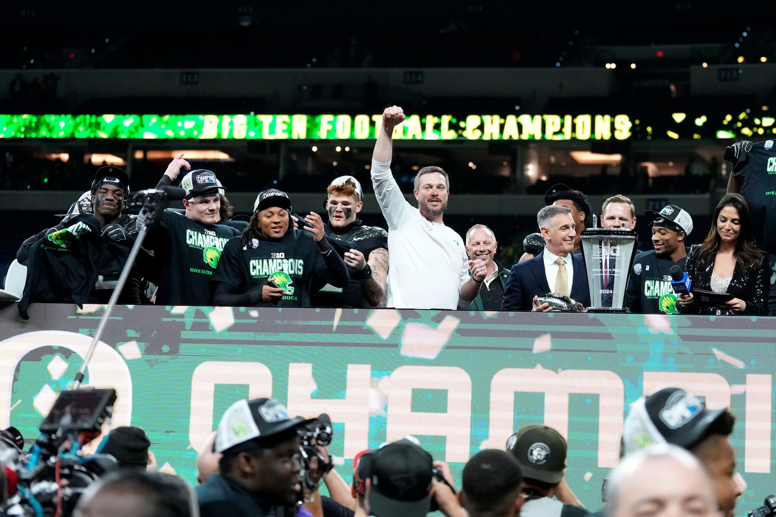 Oregon head coach Dan Lanning, center, celebrates with his team after the Big Ten championship NCAA college football game against Penn State, Saturday, Dec. 7, 2024, in Indianapolis. (AP Photo/AJ Mast)