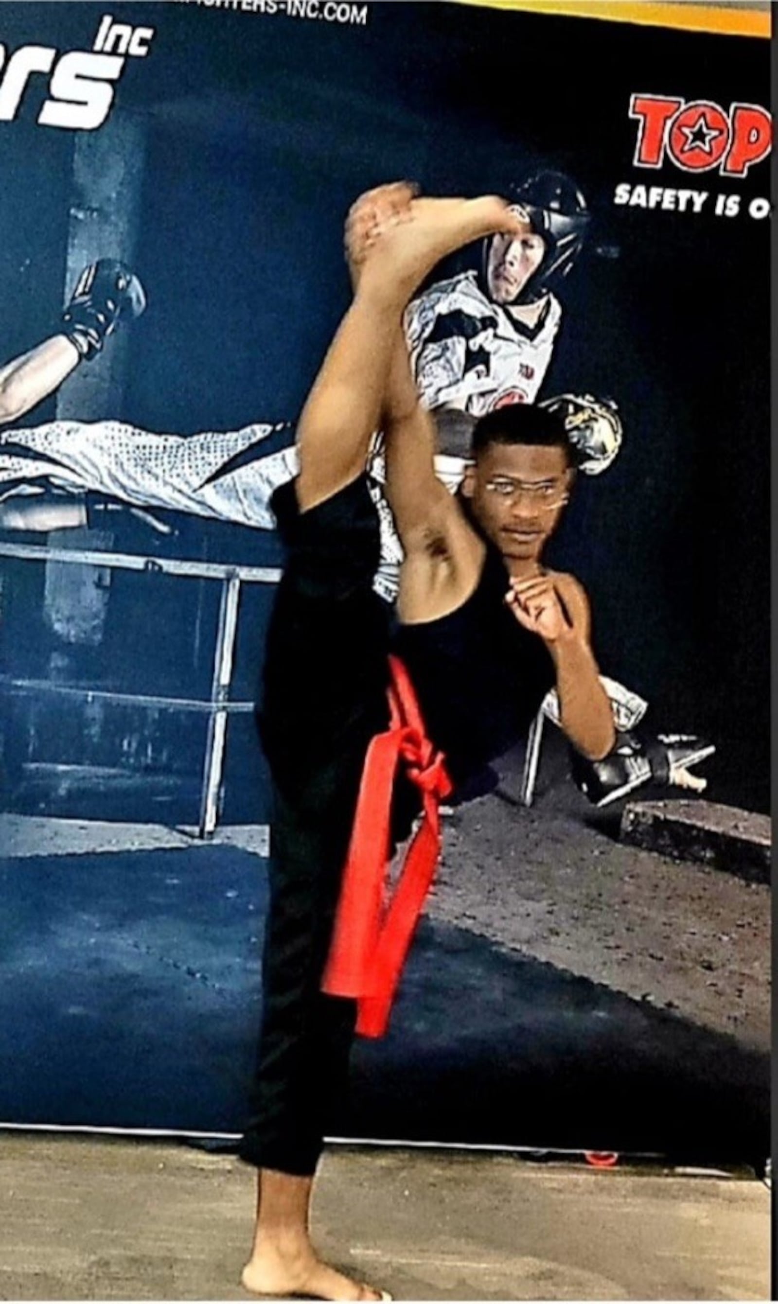 Vincent Jackson poses with a Statue of Liberty axe kick. (CONTRIBUTED)