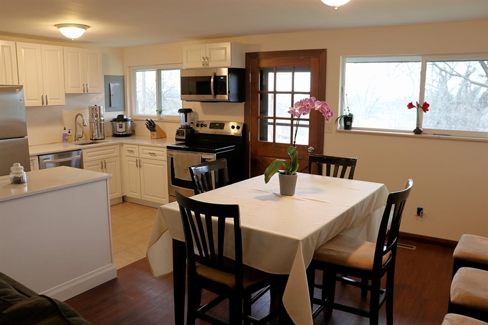 A peninsula counter divides the dining area from the kitchen preparation space. 