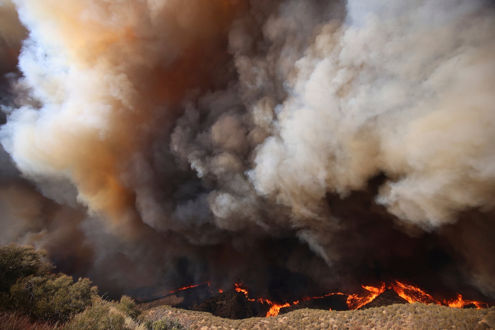 Plumes of smoke rise as the Hughes Fire burns in Castaic, Calf., Wednesday, Jan. 22, 2025. (AP Photo/Ethan Swope)