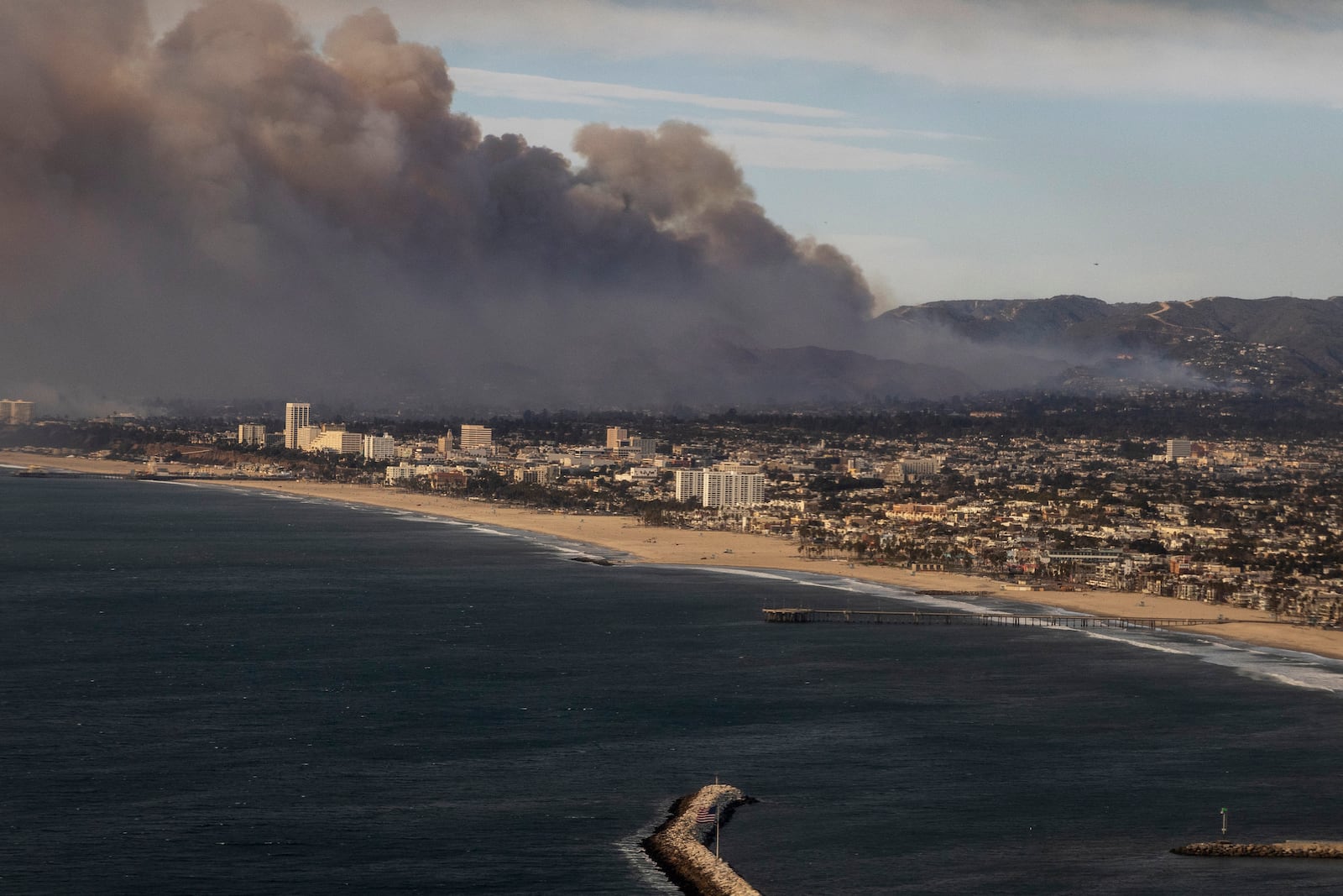 Smoke from the Palisades Fire is seen during a commercial flight to Los Angeles, Calif., Wednesday, Jan. 8, 2025. (Stephen Lam/San Francisco Chronicle via AP)