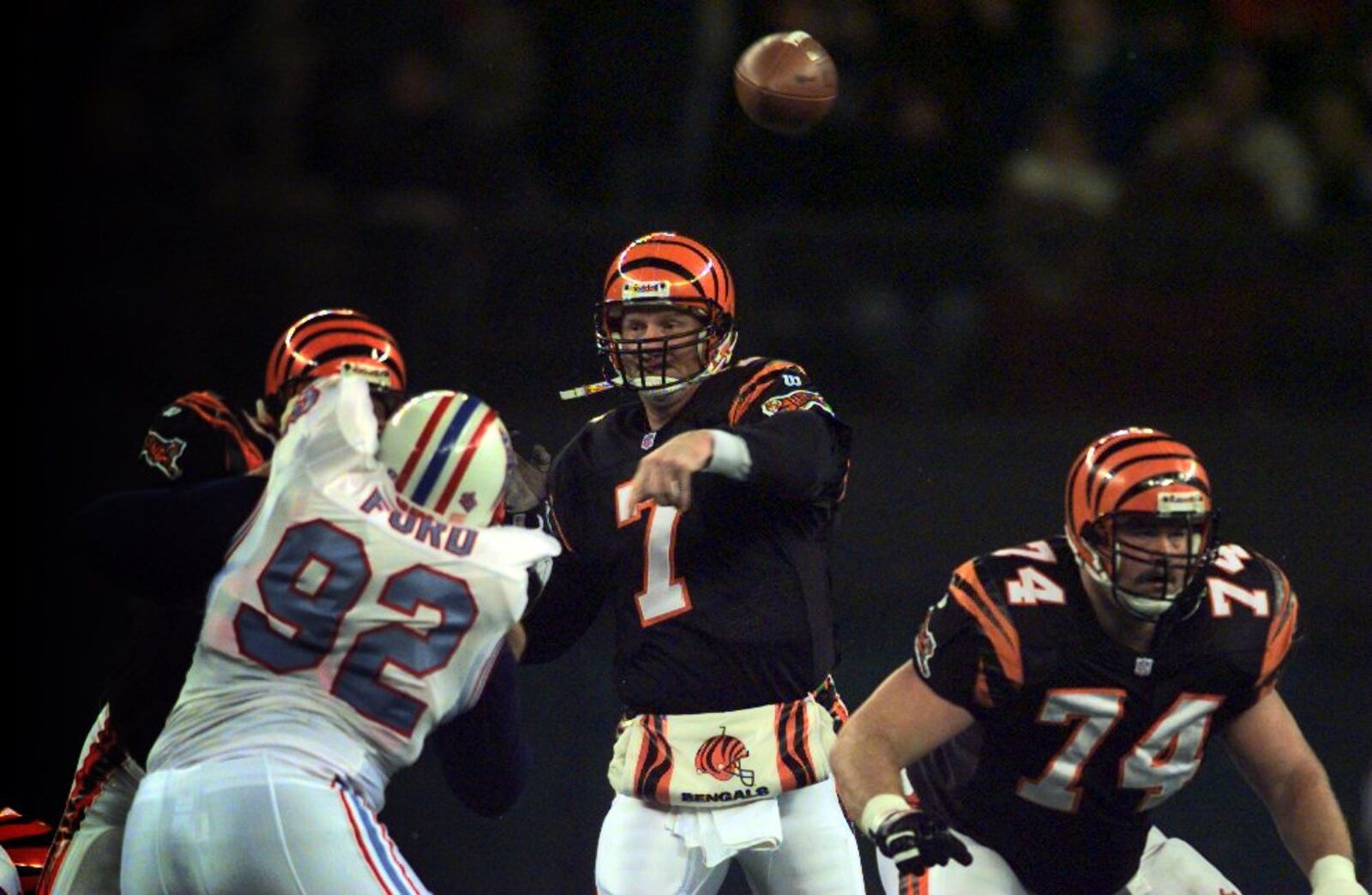 Boomer Esiason vs. the Houston Oilers in December, 1997, at Riverfront Stadium. FILE PHOTO