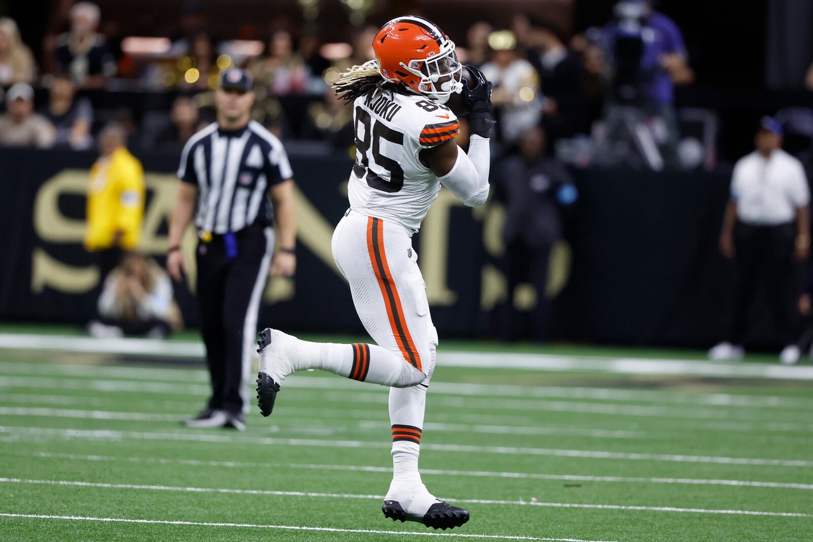 Cleveland Browns tight end David Njoku (85) catches a pass in the second half of an NFL football game against the New Orleans Saints in New Orleans, Sunday, Nov. 17, 2024. (AP Photo/Butch Dill)