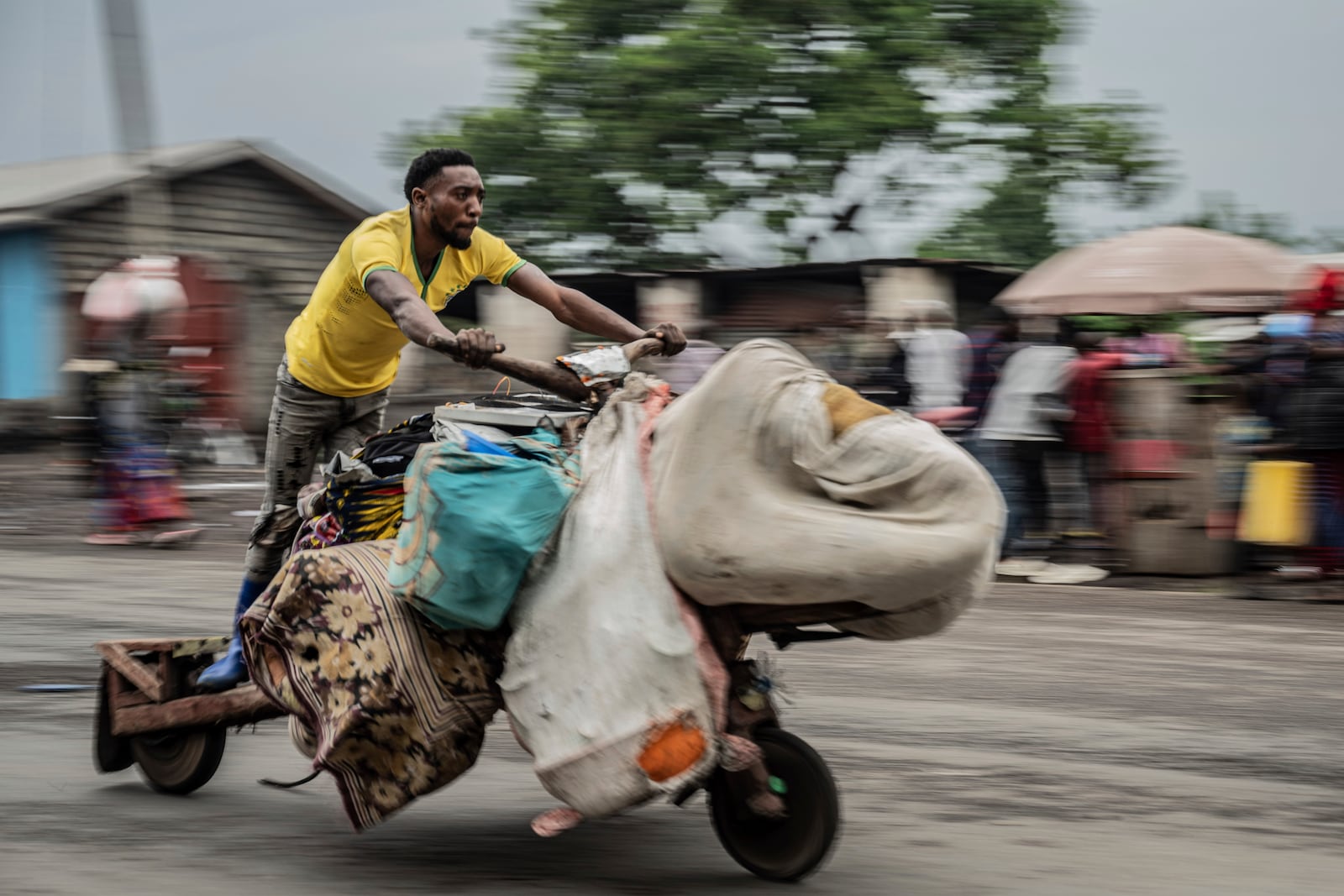 People displaced by the fighting with M23 rebels make their way to the center of Goma, Democratic Republic of the Congo, Sunday, Jan. 26, 2025. (AP Photo/Moses Sawasawa)