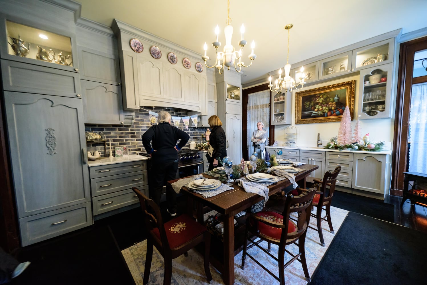 PHOTOS: A Dickens of a Christmas St. Anne’s Hill Holiday Home Tour 2024