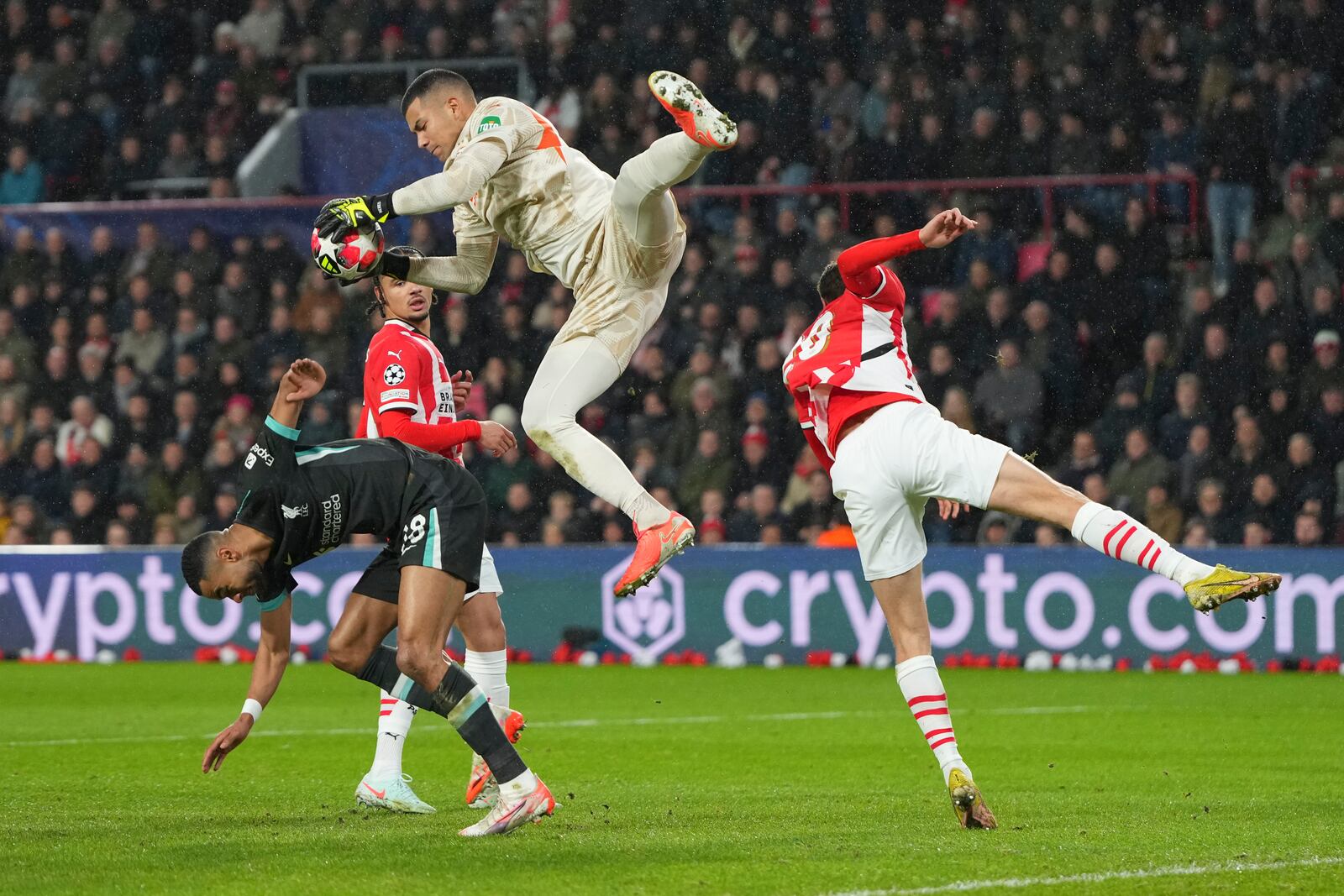 PSV's goalkeeper Walter Benitez saves over Liverpool's Cody Gakpo during the Champions League opening phase soccer match between PSV and Liverpool at Phillips Stadium in Eindhoven, Netherlands, Wednesday, Jan. 29, 2025. (AP Photo/Peter Dejong)