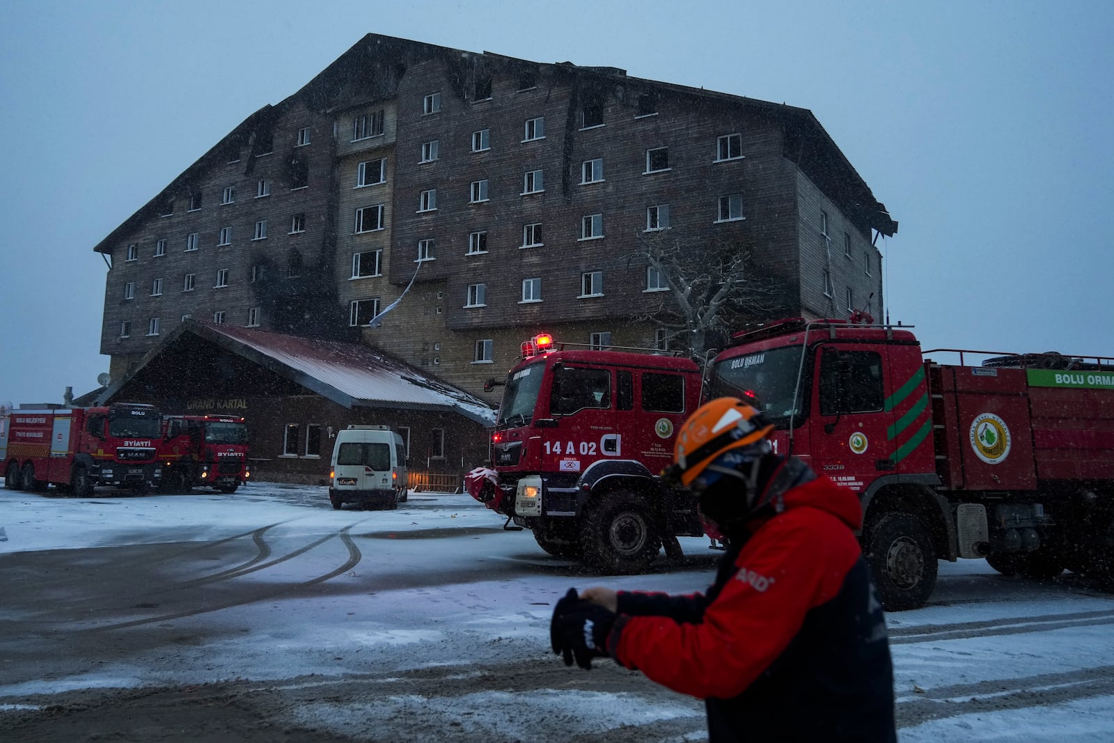 Firefighters and emergency teams work on the aftermath of a fire that broke out at a hotel in the ski resort of Kartalkaya, located in Bolu province, northwest Turkey, on Wednesday, Jan. 22, 2025. (AP Photo/Francisco Seco)