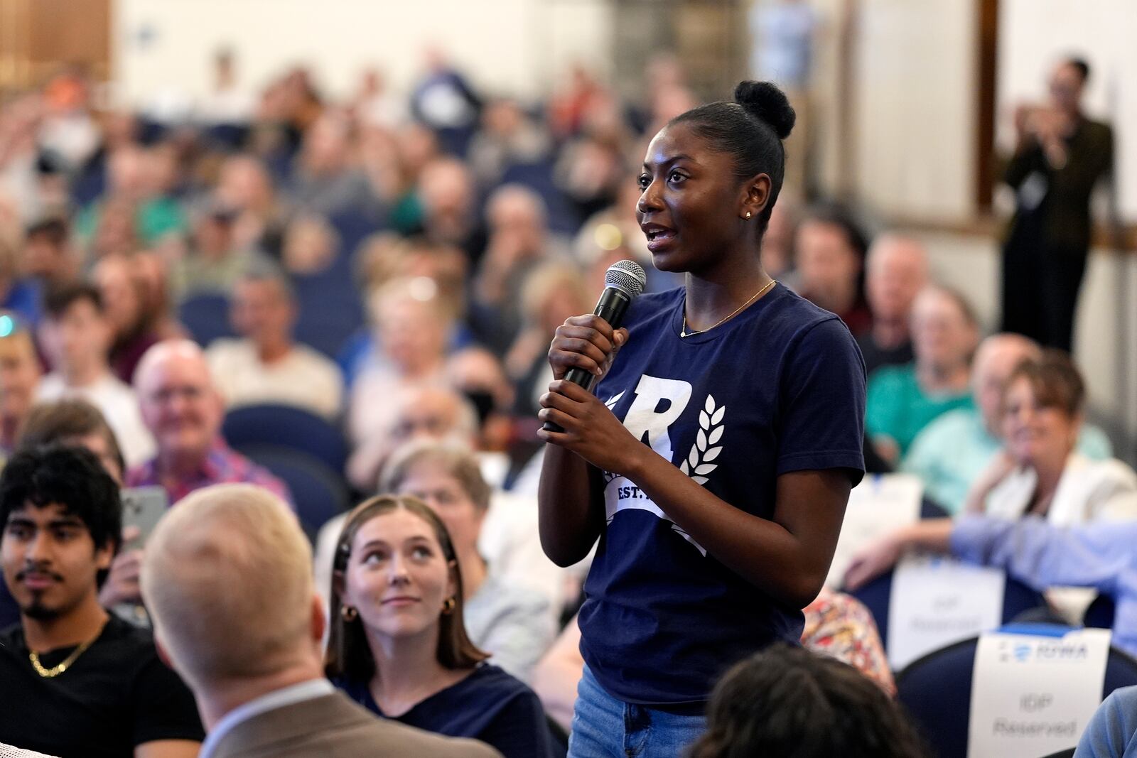 Promise Barford, a senior at Roosevelt High School, asks a question about student aid to Minnesota Gov. Tim Walz(not pictured) at a town hall event at Roosevelt High School, Friday, March 14, 2025, in Des Moines, Iowa. (AP Photo/Matthew Putney)