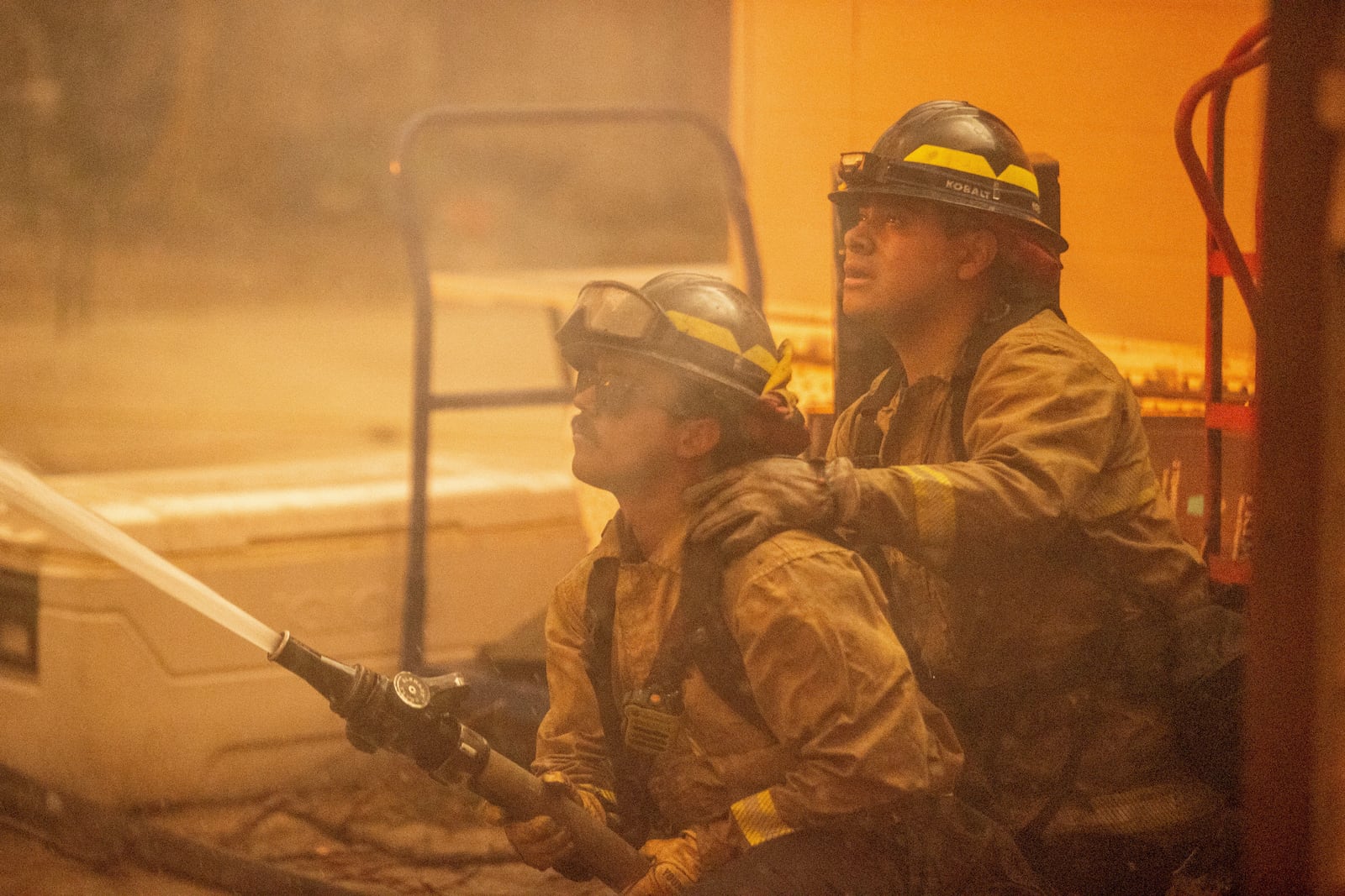 Firefighters team up to battle the Eaton Fire Wednesday, Jan. 8, 2025 in Altadena, Calif. (AP Photo/Ethan Swope)