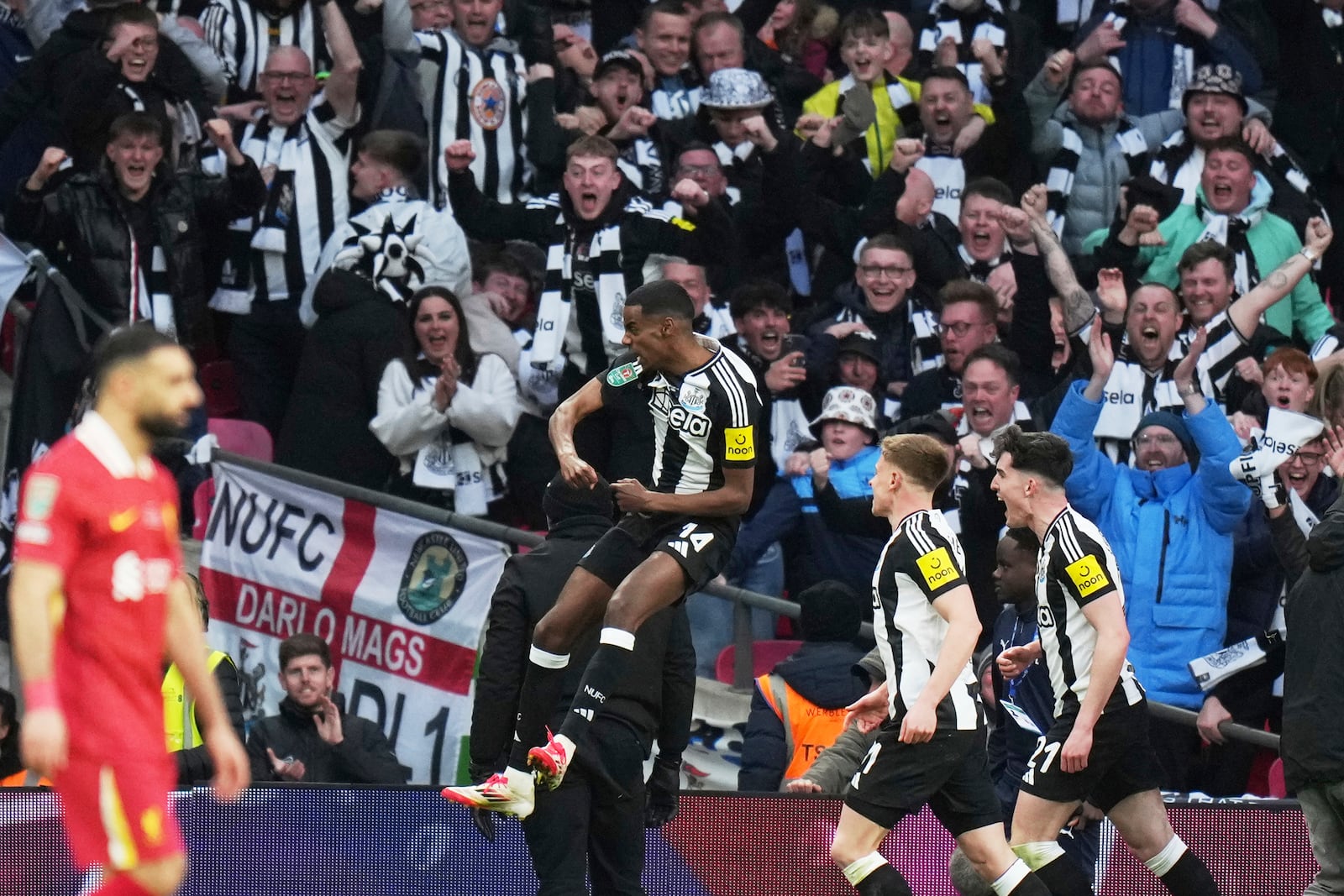 Newcastle's Alexander Isak, centre, celebrates after scoring his side's second goal during the EFL Cup final soccer match between Liverpool and Newcastle at Wembley Stadium in London, Sunday, March 16, 2025. (AP Photo/Alastair Grant)