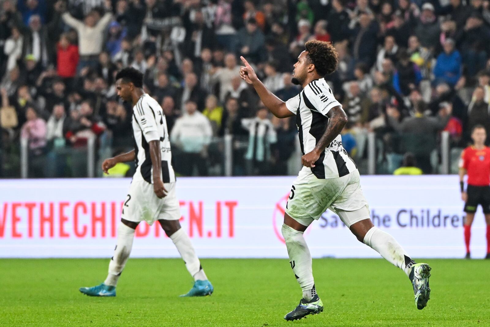 Juventus' Weston McKennie celebrates after scoring during the Serie A soccer match between Juventus and Parma at the Allianz Stadium in Turin, Italy, Wednesday, Oct. 30, 2024. (Tano Pecoraro/LaPresse via AP)