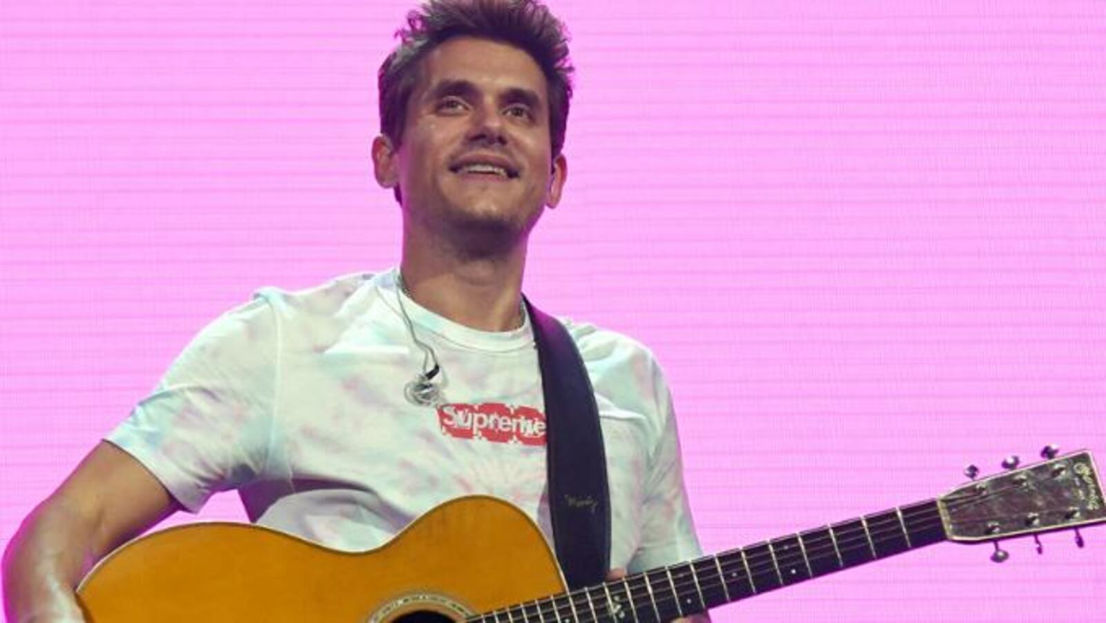 PHOENIX, AZ - AUGUST 01:  Recording artist John Mayer performs during a stop of The Search for Everything World Tour at Talking Stick Resort Arena on August 1, 2017 in Phoenix, Arizona.  (Photo by Ethan Miller/Getty Images)