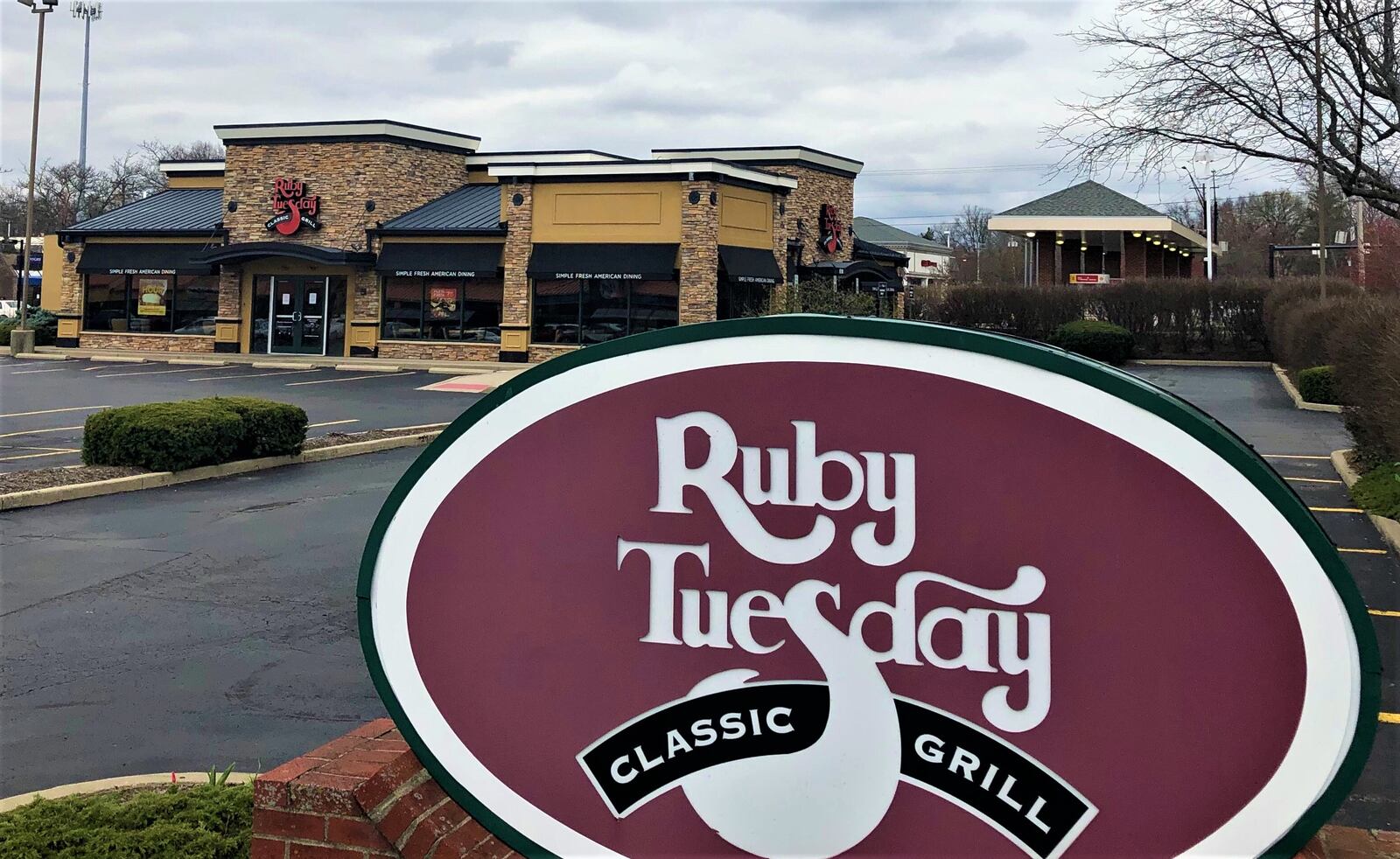 A national chain restaurant that has operated for nearly 15 years on Far Hills Avenue in Washington Twp. shut down permanently over the weekend. “We are sorry to any inconvenience that this may have caused you,” a sign on the entrance to the Ruby Tuesday restaurant at 6061 Far Hills Ave. tells disappointed customers.  MARK FISHER / STAFF