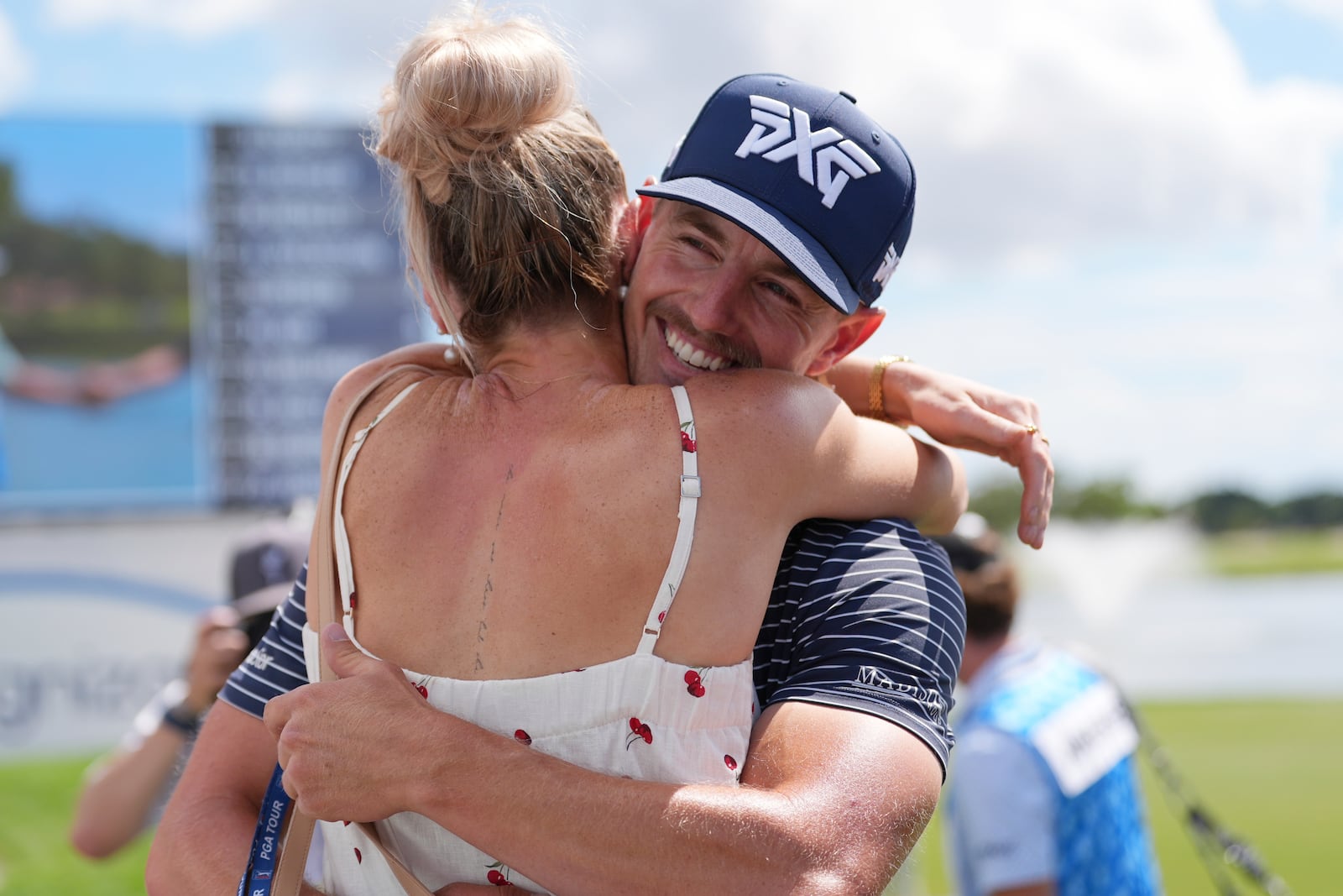 Jake Knapp hugs girlfriend Makena White on the 18th hole after finishing with a 59 in his first round at the Cognizant Classic golf tournament, Thursday, Feb. 27, 2025, in Palm Beach Gardens, Fla. (AP Photo/Rebecca Blackwell)