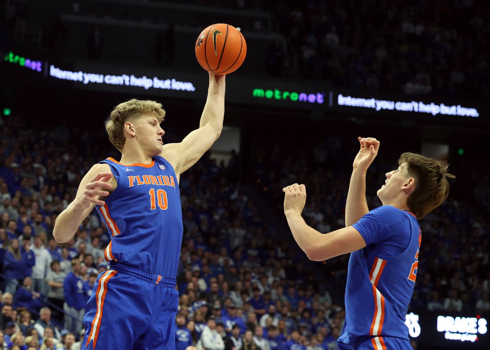 Florida's Thomas Haugh (10) pulls down a rebound near teammate Alex Condon, right, during the first half of an NCAA college basketball game in Lexington, Ky., Saturday, Jan. 4, 2025. (AP Photo/James Crisp)