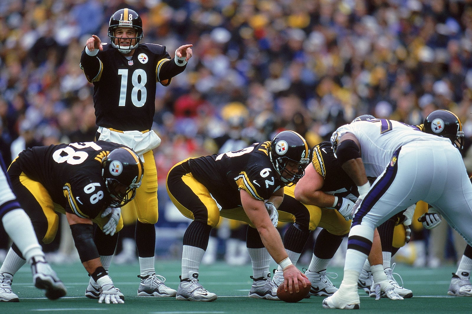 Quarterback Mike Tomczak (18) of the Pittsburgh Steelers against the Baltimore Ravens in December 1999. Jamie Squire/Allsport