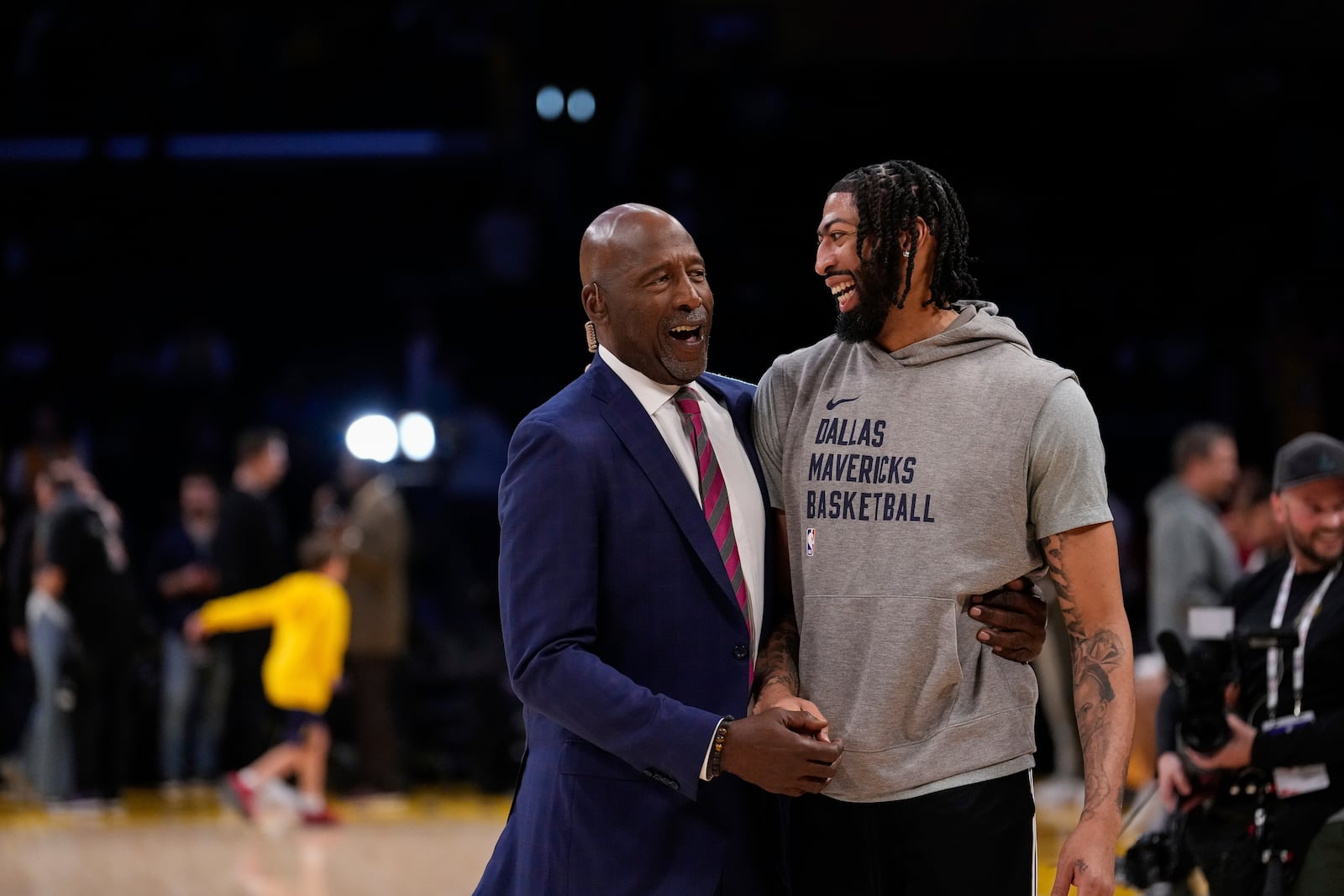 Dallas Mavericks forward Anthony Davis, right, is greeted by former Los Angeles Lakers player James Worthy before an NBA basketball game against the Lakers, Tuesday, Feb. 25, 2025, in Los Angeles. (AP Photo/Mark J. Terrill)