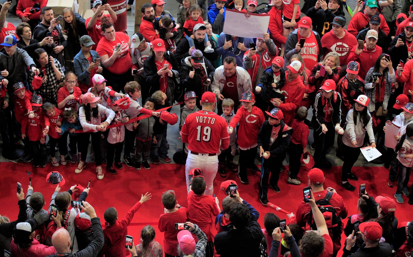 Cincinnati Reds Kids Day: Players walk red carpet