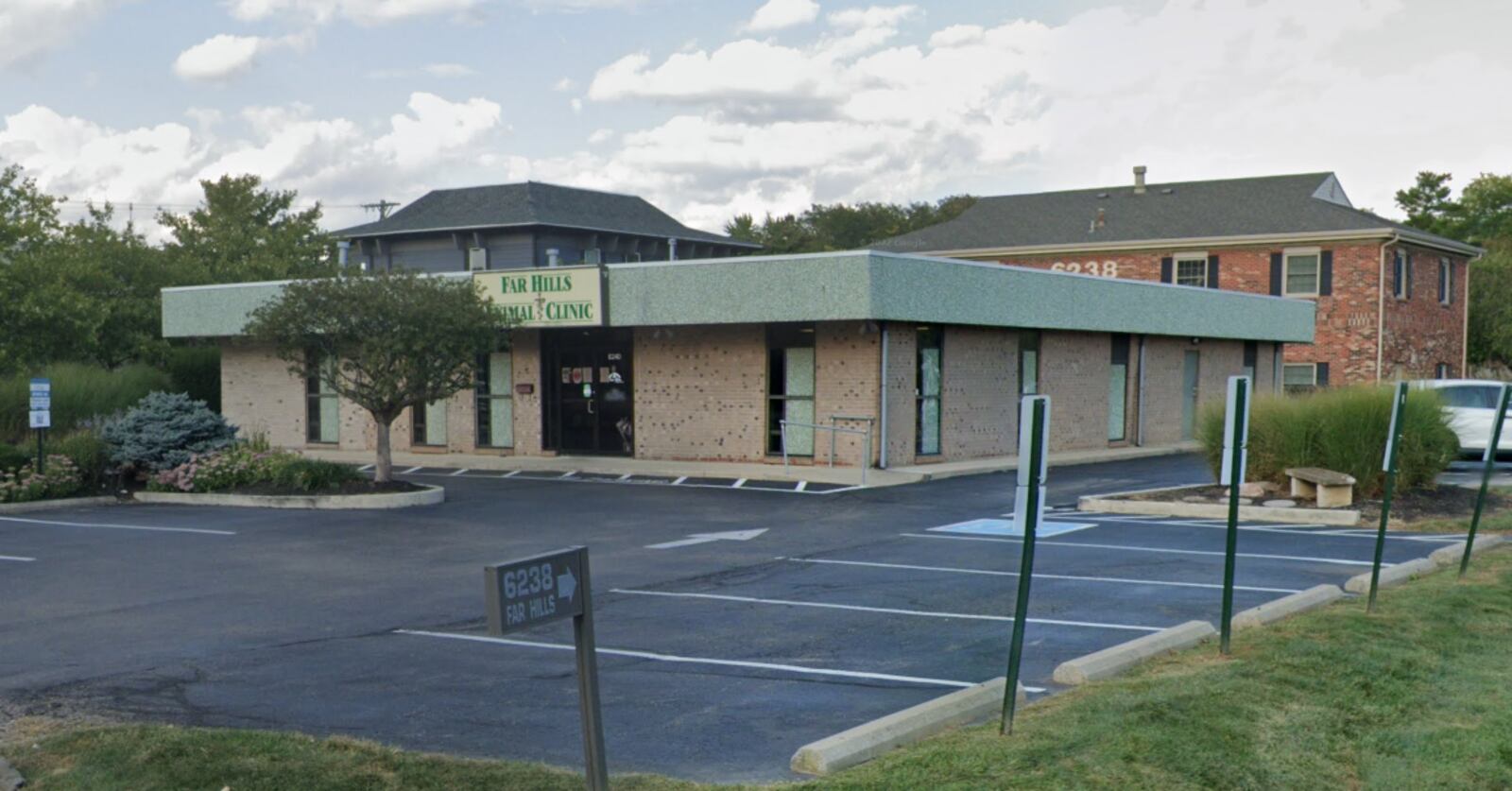 The former site of Far Hills Animal Clinic at 6240 Far Hills Ave. and a vacant office building behind it as 6238 Far Hills Ave. are slated to be razed starting the week of April 21, 2024. A 1,500-square-foot Valvoline Instant Oil Change location is set to replace the two buildings. Photo: Google