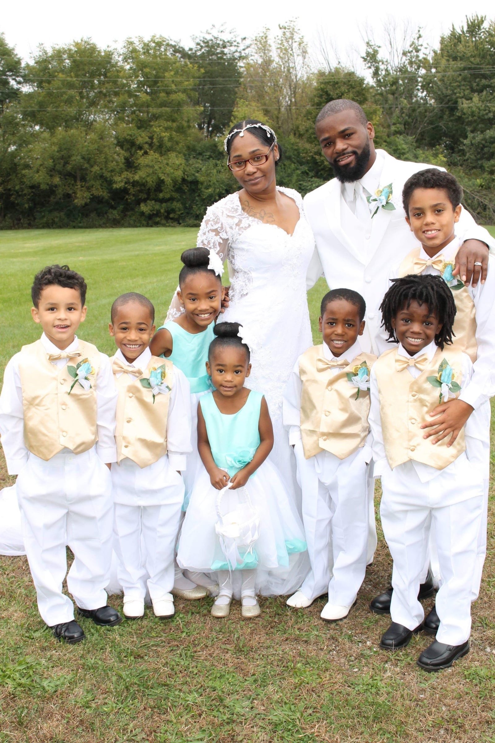 Tempestt and Jeff Camp gather three years ago with their children:
(left to right) Jaedon, A’Launi, A’Niylah, Ja’Bre, Rodney, Jeriden, Trey’von. CONTRIBUTED