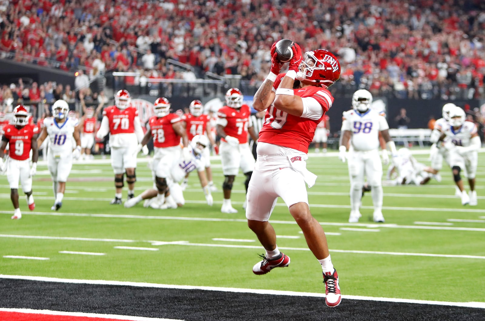 UNLV tight end Kaleo Ballungay (19) makes a touchdown reception against Boise State during the first half of an NCAA college football game at Allegiant Stadium, Friday, Oct. 25, 2024, in Las Vegas. (Steve Marcus/Las Vegas Sun via AP)