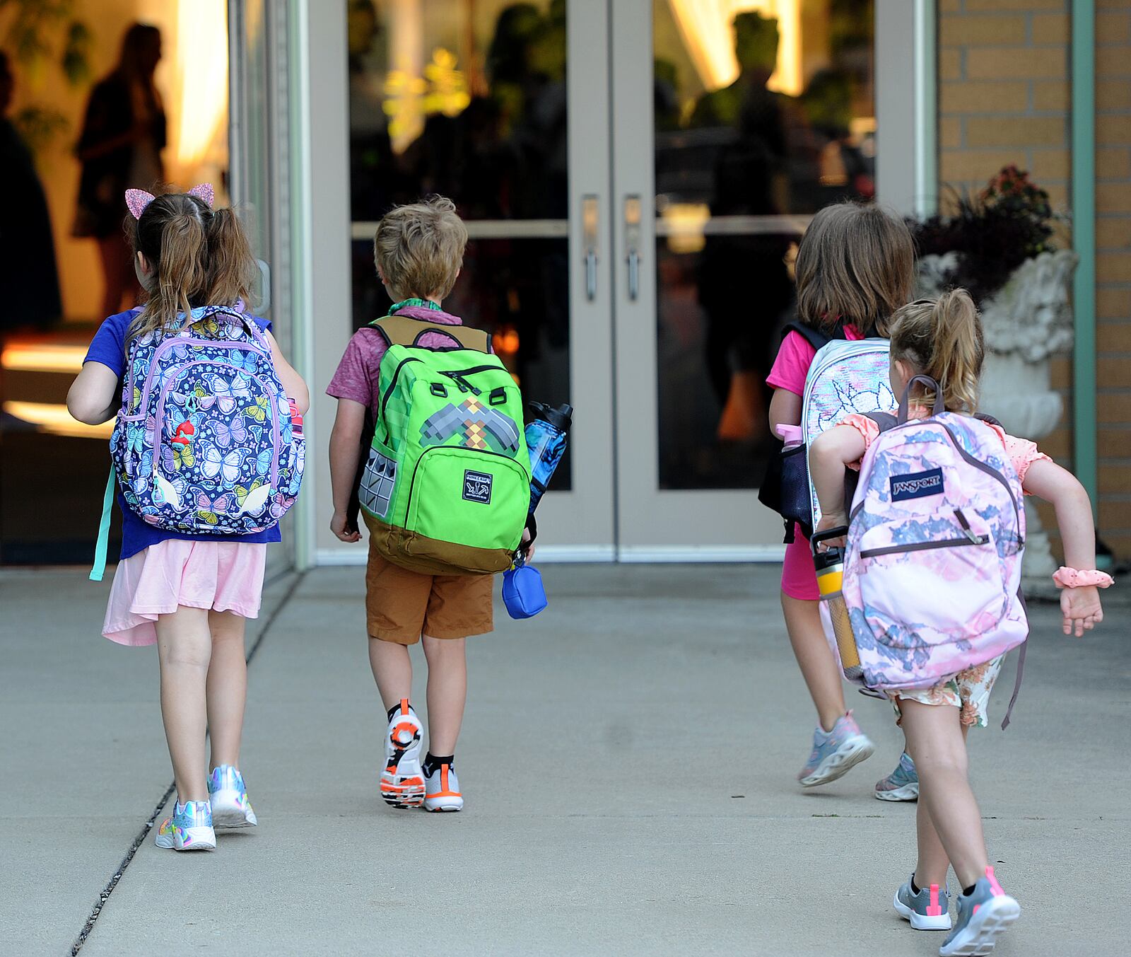 Students enter Centerville Primary Village South, on the first day of school Wednesday August 17, 2022. MARSHALL GORBY\STAFF