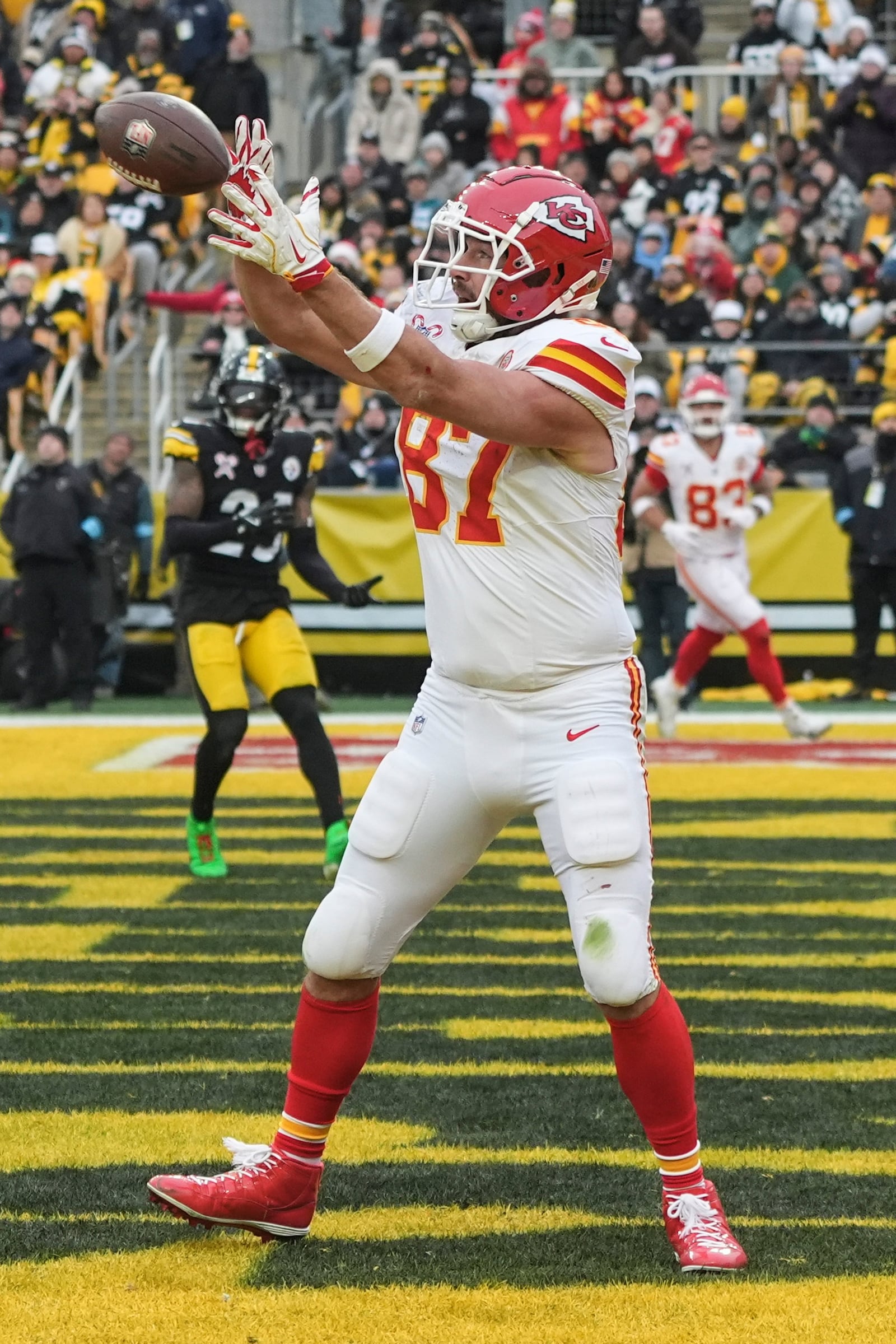 Kansas City Chiefs tight end Travis Kelce (87) makes a touchdown cacth against the Pittsburgh Steelers during the second half of an NFL football game, Wednesday, Dec. 25, 2024, in Pittsburgh. (AP Photo/Gene J. Puskar)