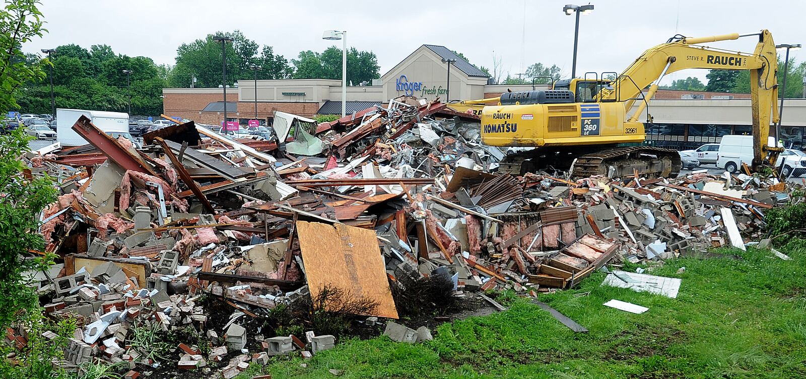 Crews demolished the former Friendly's restaurant Tuesday, May 16, 2023, in the parking lot of Kroger on Stroop Road in Kettering. MARSHALL GORBY\STAFF