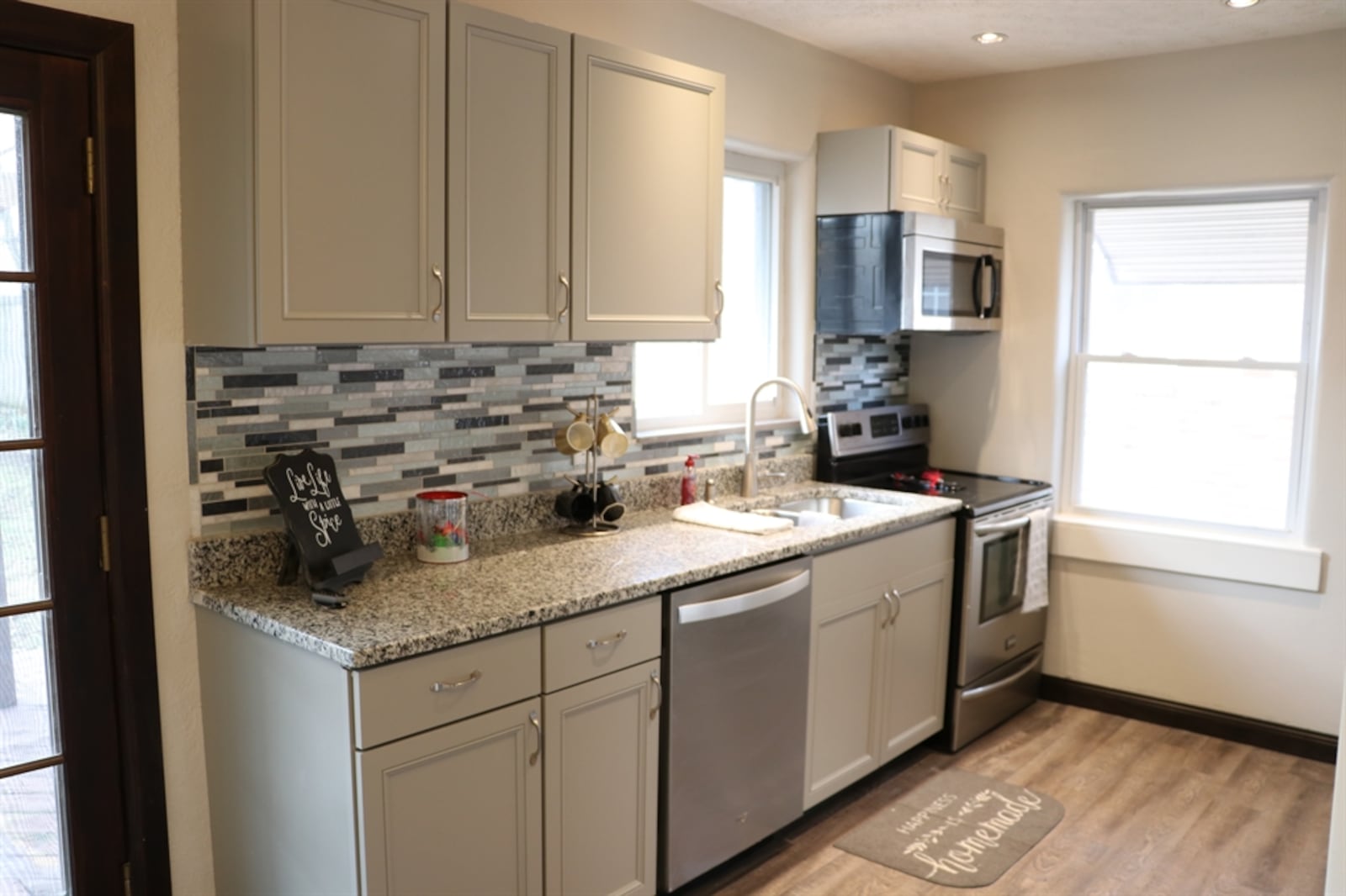 Recent interior renovations were completed, including a redesign of the kitchen. 