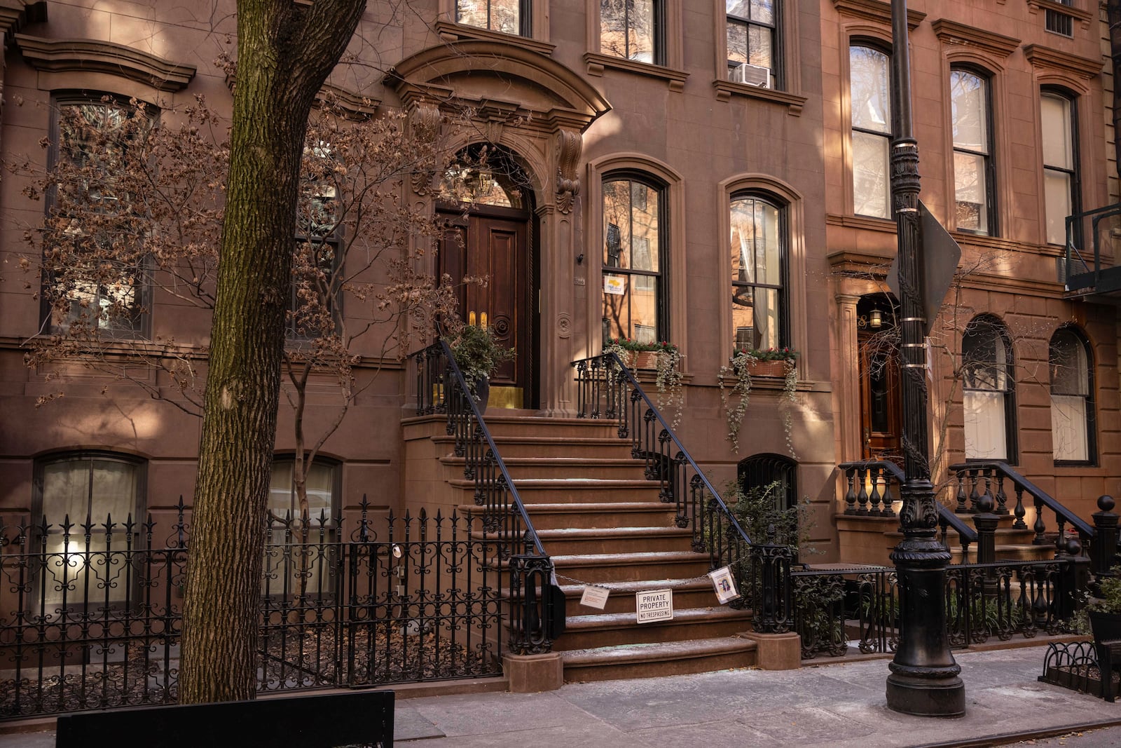 A view of the brownstone where Carrie Bradshaw lived in “Sex and the City”, in New York, Wednesday, Jan. 15, 2025. The city’s Landmarks Preservation Commission approved an application for a metal gate for the front staircase of the Manhattan brownstone to keep away tourists who endlessly trespass and pose for pictures. (AP Photo/Yuki Iwamura)