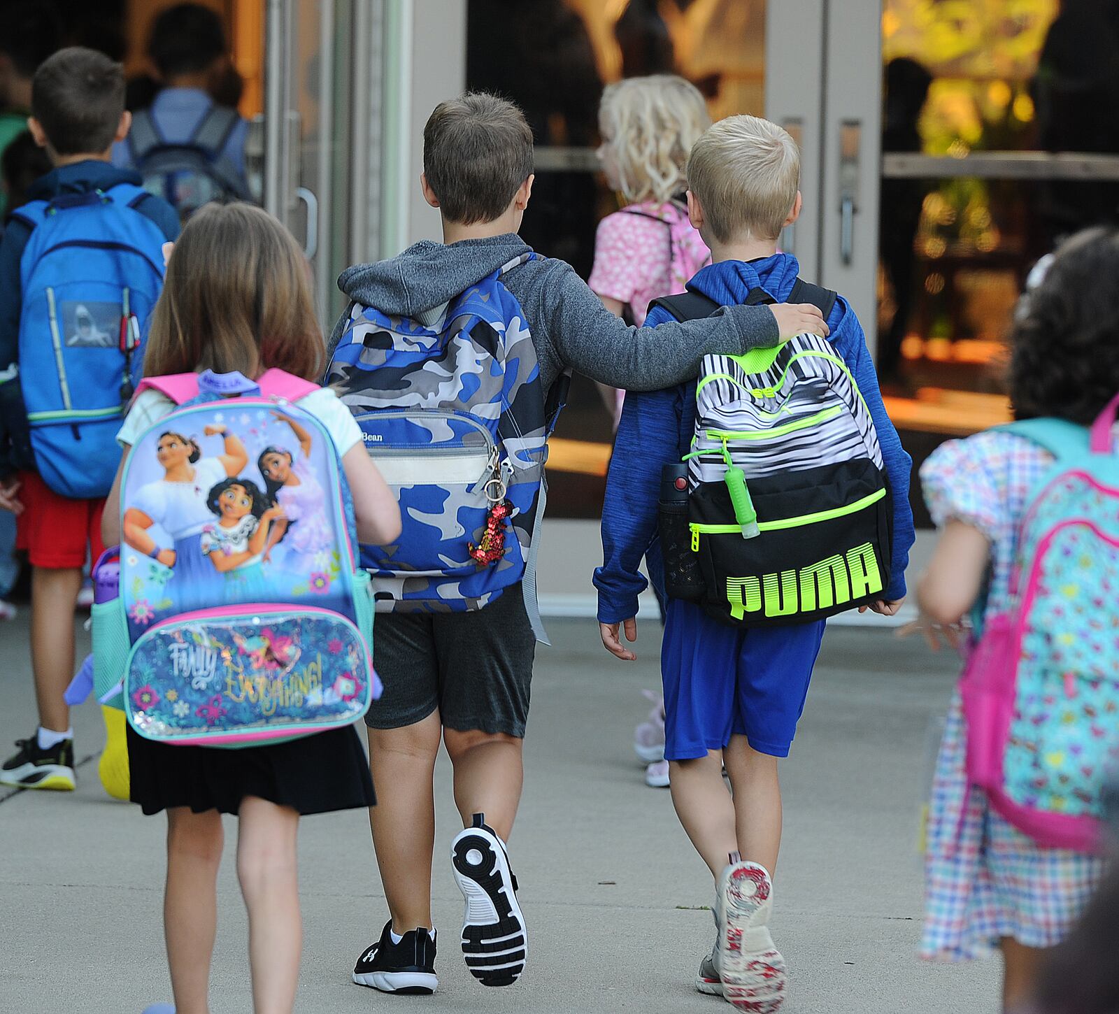 Students enter Centerville Primary Village South, on the first day of school Wednesday August 17, 2022. MARSHALL GORBY\STAFF