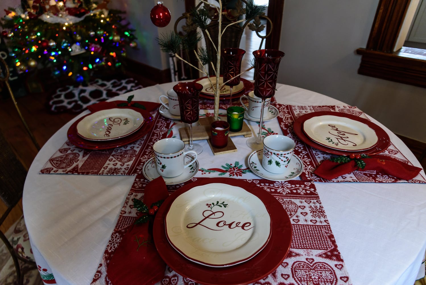 PHOTOS: A Dickens of a Christmas St. Anne’s Hill Holiday Home Tour