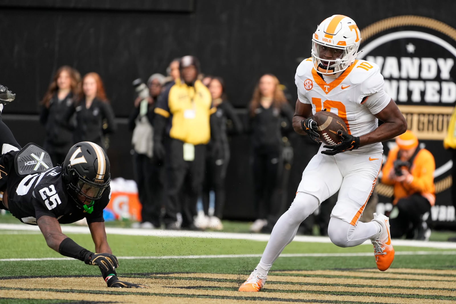 Tennessee wide receiver Mike Matthews (10) catches a touchdown pass in the end zone past Vanderbilt cornerback Martel Hight (25) during the second half of an NCAA college football game Saturday, Nov. 30, 2024, in Nashville, Tenn. Tennessee won 36-23. (AP Photo/George Walker IV)