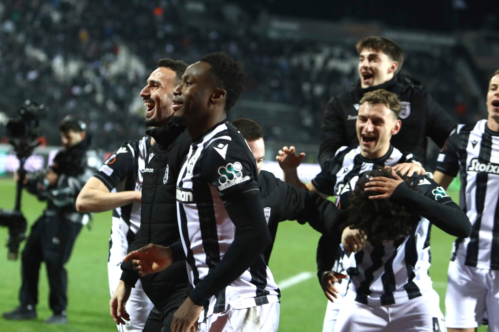 PAOK players celebrate their win against Ferencvaros after the end of the Europa League opening phase soccer match between PAOK and Ferencvaros at Toumpa stadium, in Thessaloniki, Greece, Thursday, Dec. 12, 2024. (AP Photo/Giannis Papanikos)