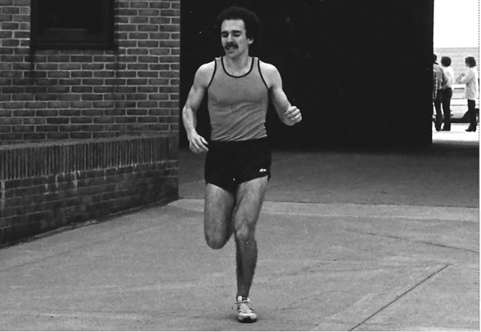 Mike Albert running a 5k race while he was in medical school at Wright State University in 1980