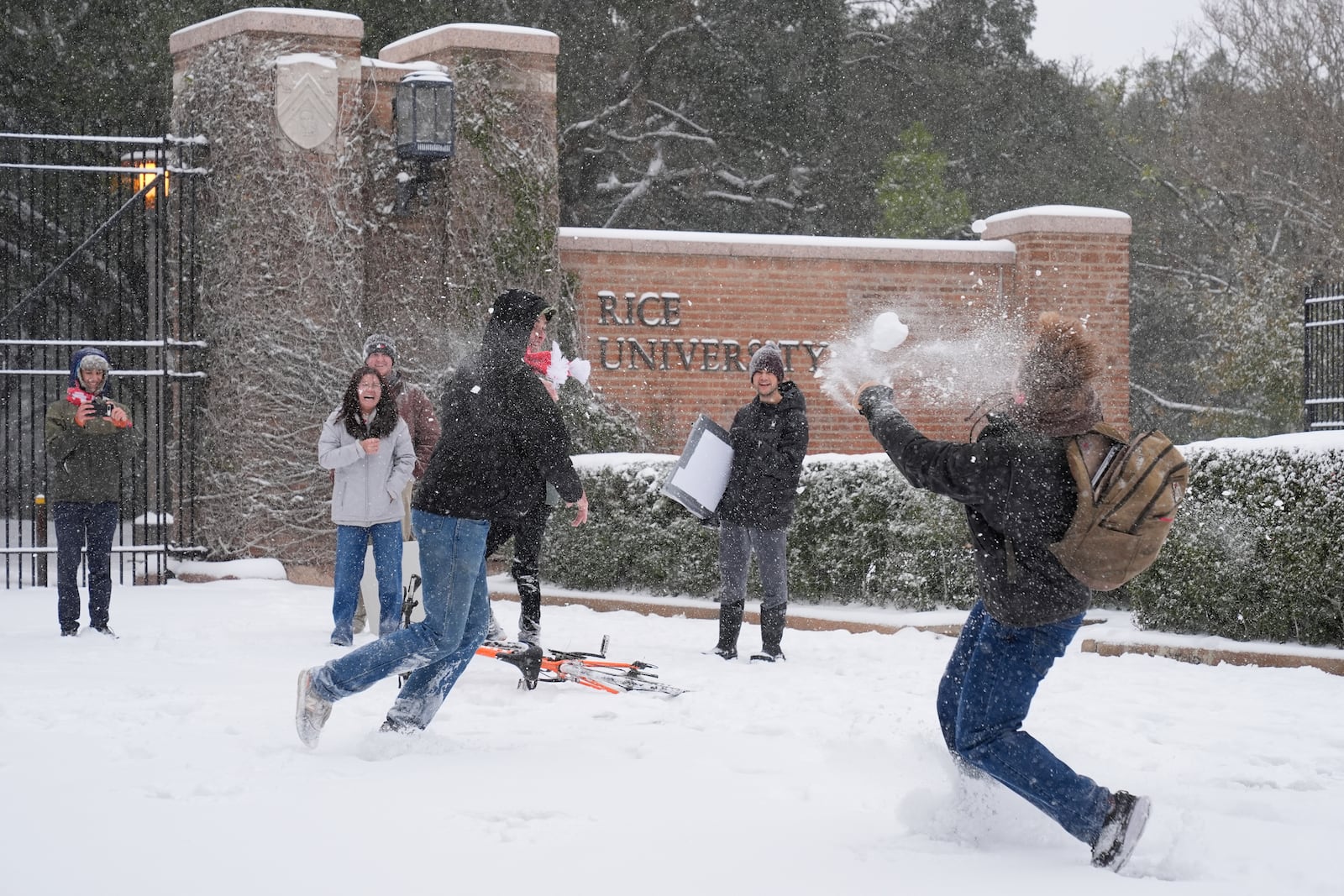 Braedon McCants hits Thomas Pickell with a snowball as they snowball fights at Rice University campus Tuesday, Jan. 21, 2025, in Houston. (AP Photo/Ashley Landis)