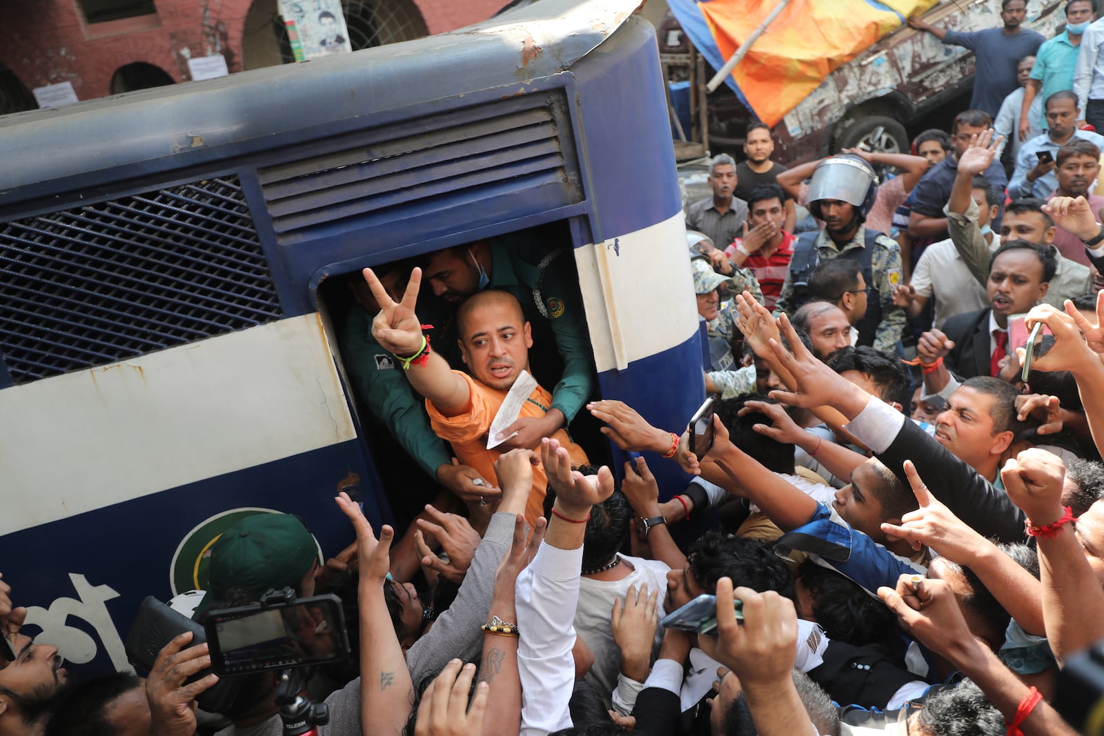 Bangladeshi Hindu leader Krishna Das Prabhu shows a victory sign as he is taken in a police van after court ordered him detained pending further proceedings in Chattogram in southeastern Bangladesh, Tuesday, Nov. 26, 2024. (AP photo)