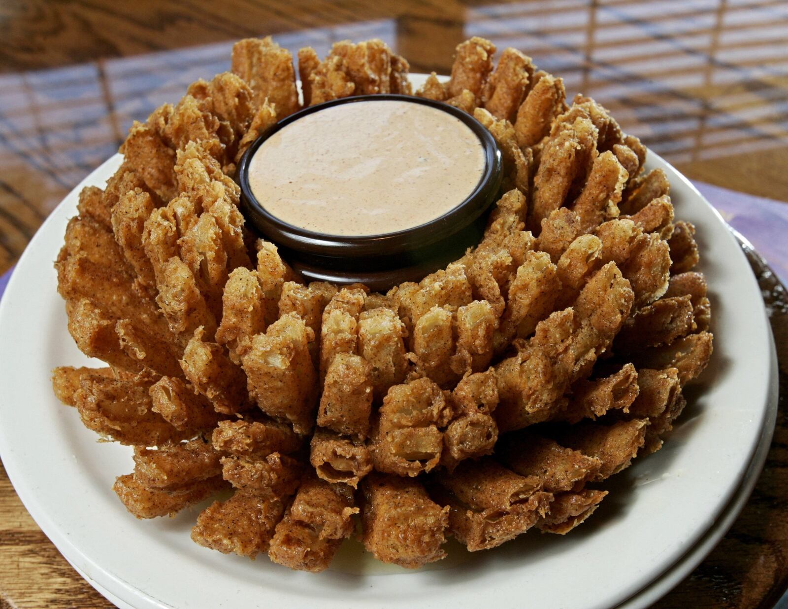 KRT WHAT'S NEXT STORY SLUGGED: NXT-BIGFOOD KRT PHOTOGRAPH BY MICHAEL SEARS/MILWAUKEE JOURNAL SENTINEL (November 1) Bloom'n Onion as served at Outback Steakhouse in Brookfield, Wisconsin. (cdm) 2005