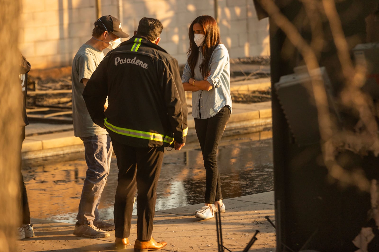 Meghan Markle, Duchess of Sussex, right, speaks with Pasadena Mayor Victor Gordo, center, and Doug Goodwin, who's home was destroyed by the Eaton Fire, in Altadena, Calif., Friday, Jan. 10, 2025. (AP Photo/Ethan Swope)