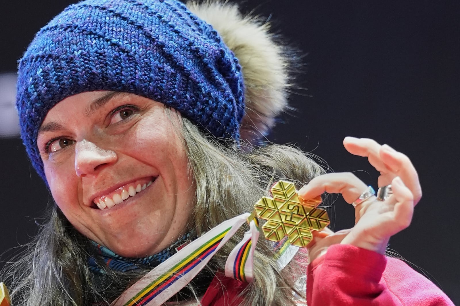 United States' Breezy Johnson shows her gold medal for a women's downhill race, at the Alpine Ski World Championships, in Saalbach-Hinterglemm, Austria, Saturday, Feb. 8, 2025. (AP Photo/Giovanni Auletta)