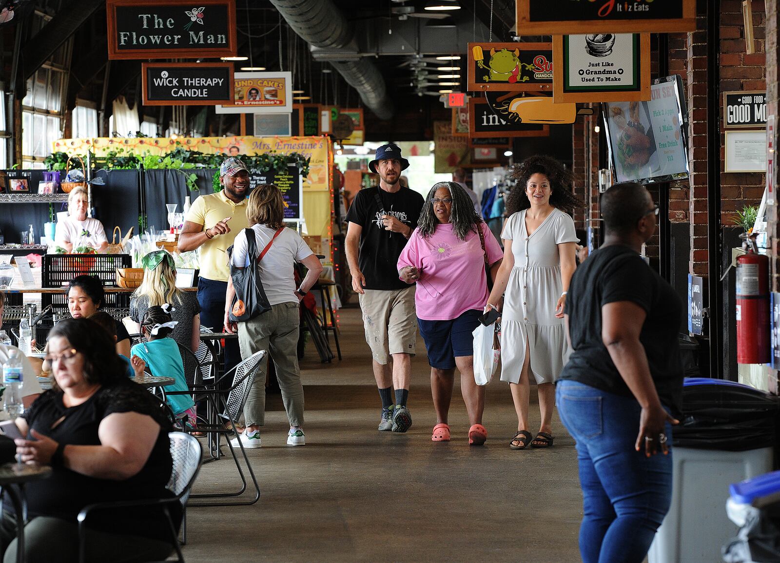 Patrons enjoy shopping at Second Street Market. MARSHALL GORBY\STAFF