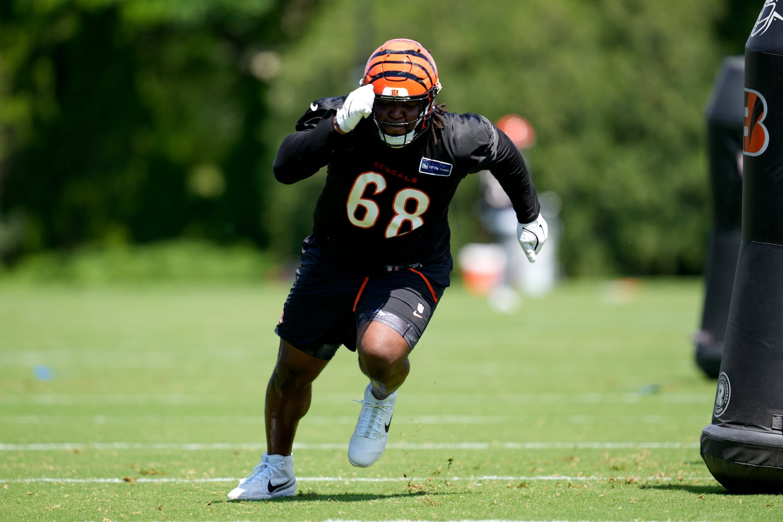 Cincinnati Bengals defensive tackle McKinnley Jackson performs a drill during an NFL football practice, Tuesday, May 28, 2024, in Cincinnati. (AP Photo/Jeff Dean)