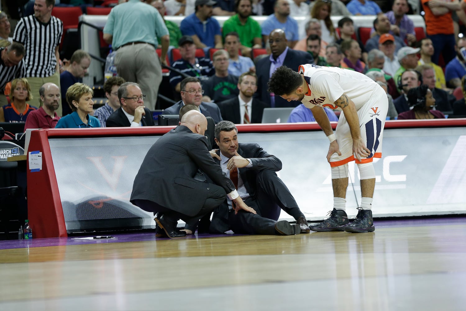 Virginia coach collapses at NCAA tourney