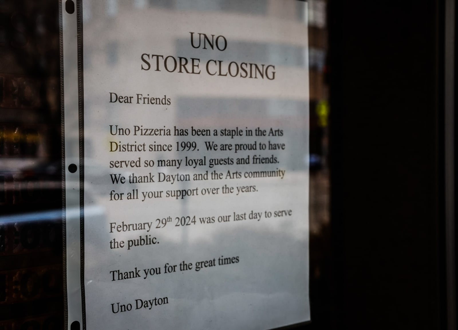 Uno Chicago Bar & Grill in downtown Dayton on Main Street has a sign in the doorway saying the store closed February 29, 2024. JIM NOELKER/STAFF