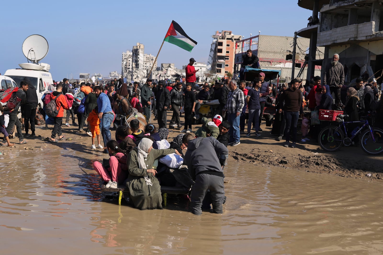 Displaced Palestinians return to their homes in the northern Gaza Strip, following Israel's decision to allow thousands of them to go back for the first time since the early weeks of the 15-month war with Hamas, Monday, Jan. 27, 2025. (AP Photo/Abed Hajjar)